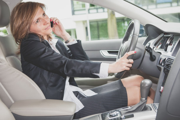 开车的女商人图片下载