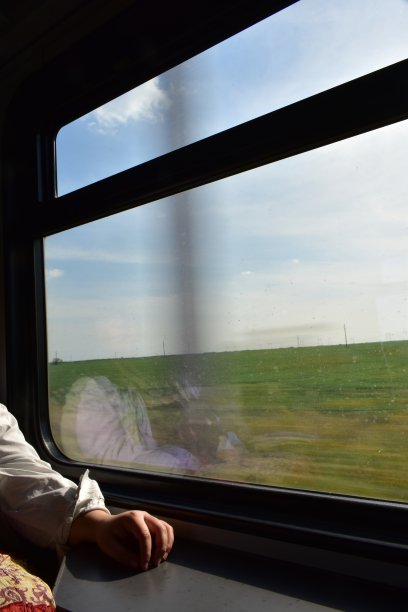 女人在火车上做白日梦图片下载