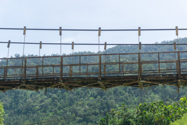 印度尼西亚东亚齐省Lokop Serbajadi的老吊桥图片下载