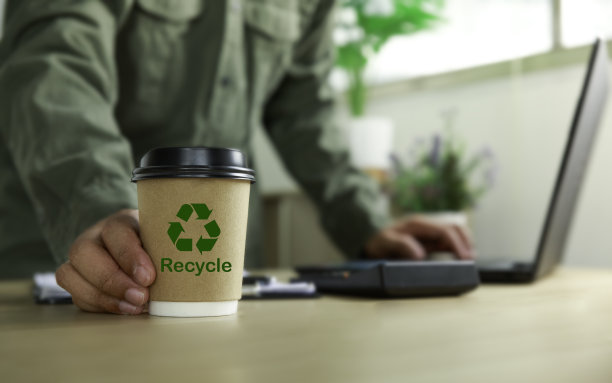 商人手持玻璃和象征回收和拯救地球，考察和分析保护世界的环境理念图片下载