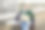 拿着笔记本电脑在办公室屋顶露台上做白日梦的自由职业者图片下载