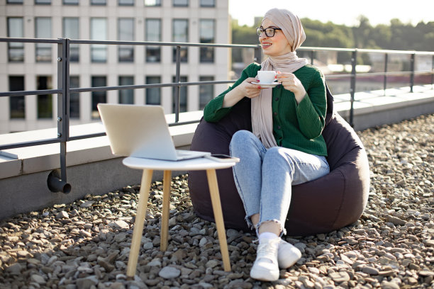 穆斯林成年人在露台上休息时喝热饮图片下载
