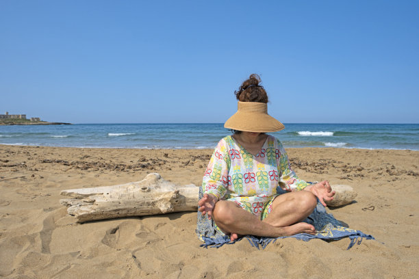 成熟的女人在户外放松。图片下载