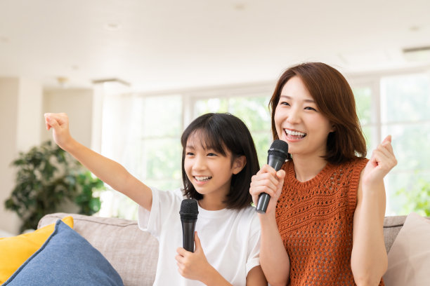 亚洲母女，卡拉ok，图片下载