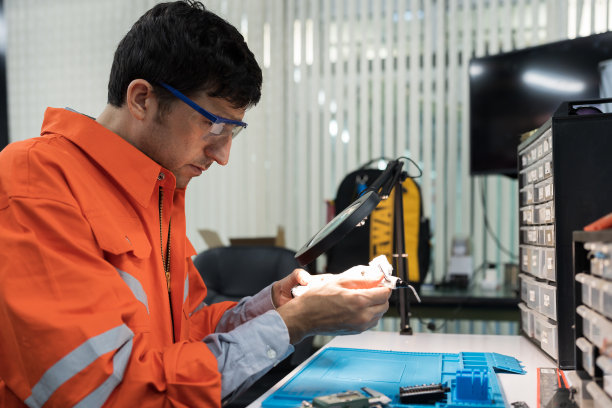 在车间工作的男工程师。男性技术工人和机械臂模型图片下载