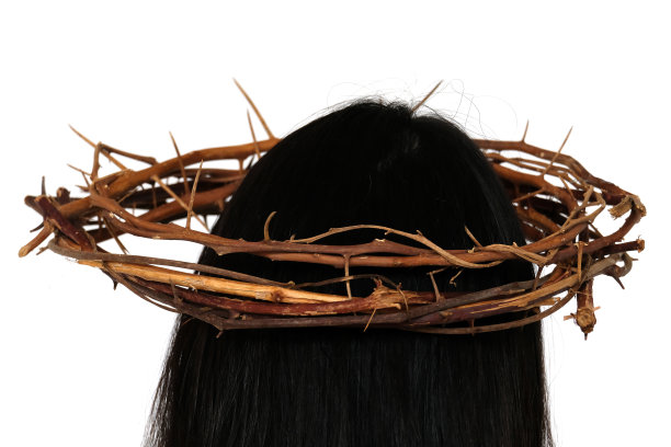 头上的荆棘王冠，孤立在白色的背景上。图片下载