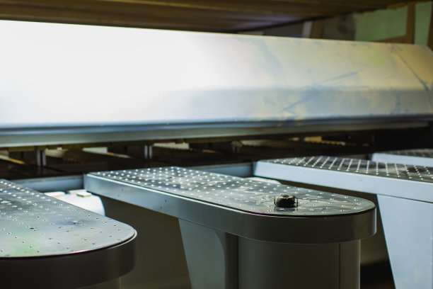 用于木材加工的机器。木工。家具制造。木工车间。家具组装。锯木厂。木材加工。木工生产。手放在纸板切割中心图片下载