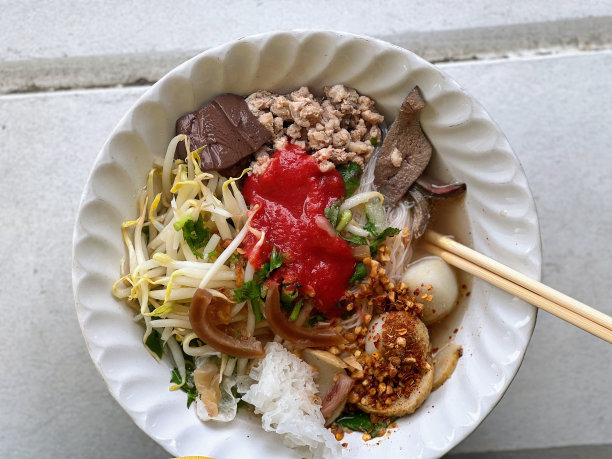 一碗有筷子和酱汁的食物的照片，上面有一碗有筷子和酱汁的食物图片下载