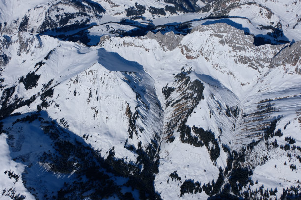 热气球乘坐在瑞士阿尔卑斯山与清澈的蓝天和冬季雪山，鸟瞰摄影图片下载