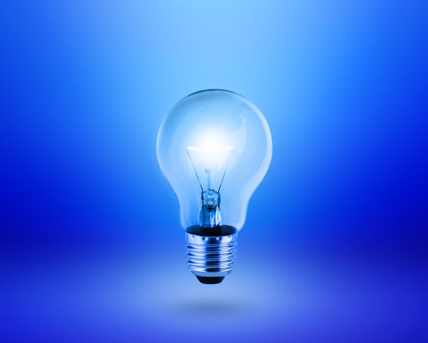 灯泡在蓝色背景的想法概念图片下载