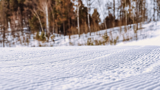 雪山中空的滑雪场，新修整的滑雪场图片下载