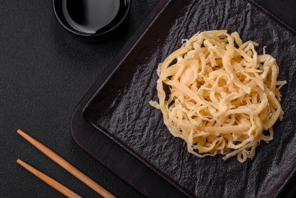 美味的鱿鱼干，以盐和香料的形式放在陶瓷盘上图片下载