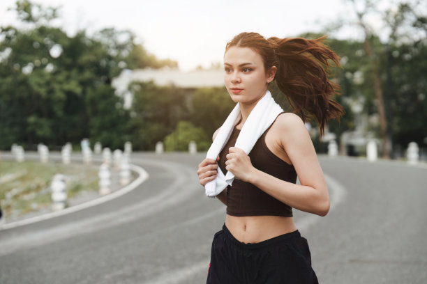 健康的亚洲女性正在户外慢跑。健身女孩跑步。在户外公园运动的女性图片下载