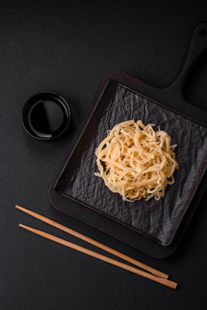 美味的鱿鱼干，以盐和香料的形式放在陶瓷盘上图片下载