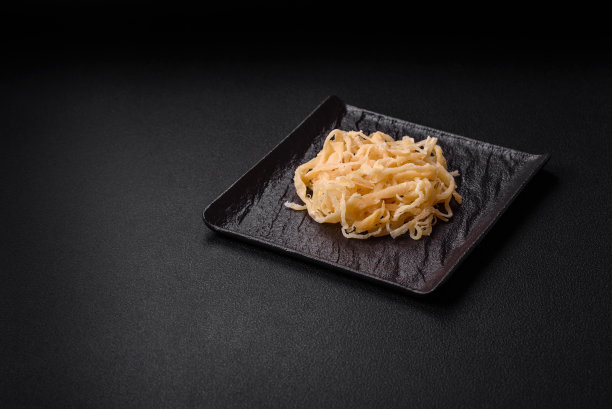 美味的鱿鱼干，以盐和香料的形式放在陶瓷盘上图片下载