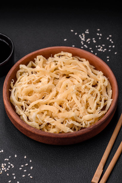 美味的鱿鱼干，以盐和香料的形式放在陶瓷盘上图片下载