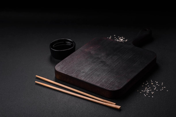 美味的鱿鱼干，以盐和香料的形式放在陶瓷盘上图片下载