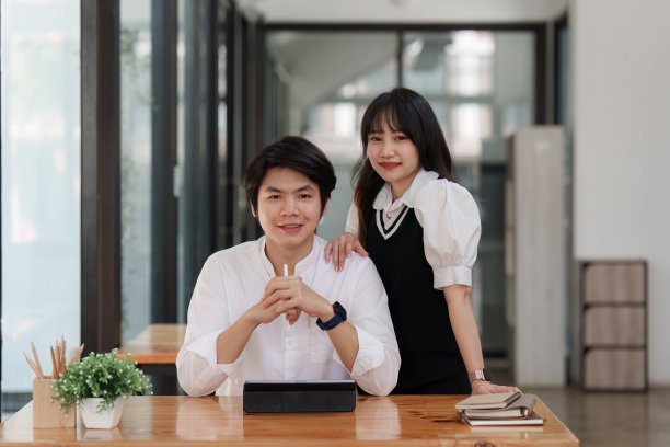 一对年轻的企业家夫妇在咖啡馆开发平板电脑。小企业经营理念图片下载