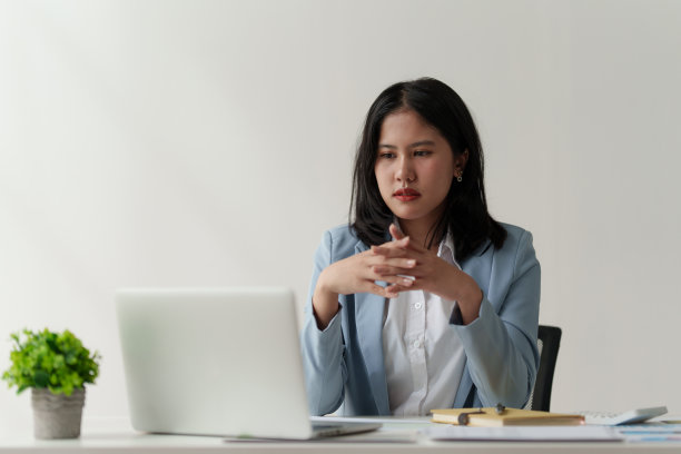 亚洲女性在工作中感到压力，使用笔记本电脑，向金融公司做报告。会计与财务概念图片下载
