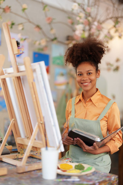 美丽的美国非洲艺术家在大学教室的艺术工作室里画画图片下载