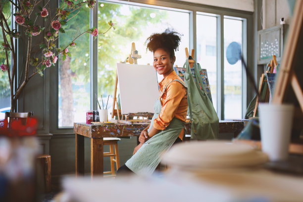 美丽的美国非洲艺术家在大学教室的艺术工作室里画画图片下载