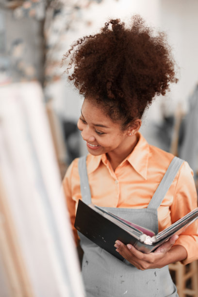 美丽的美国非洲艺术家在大学教室的艺术工作室里画画图片下载