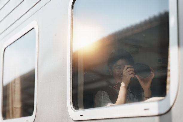 亚洲游客背包客在火车站旅行。旅游和旅游在夏天图片下载