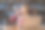 在办公室用笔记本电脑工作的疲惫的女商人。压力大的女人拿杯水喝。医疗保健和健康的生活方式。饮用水。饮食的概念。健康饮食。脱水图片下载