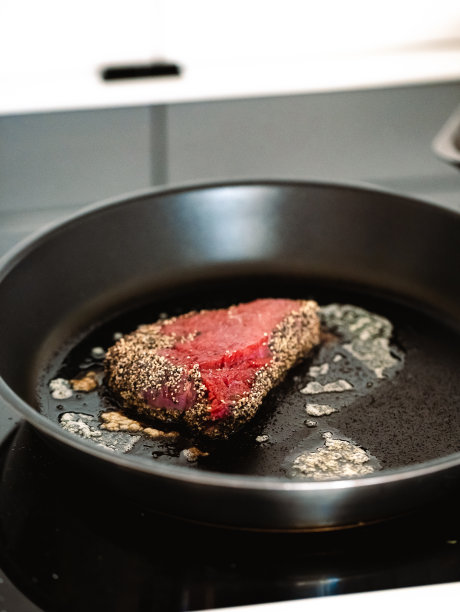 在家里用煎锅煎牛排，在家烹饪生牛排图片下载