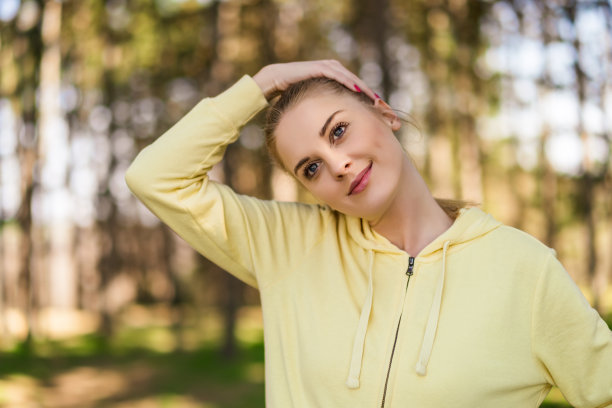 女人在大自然中锻炼图片下载