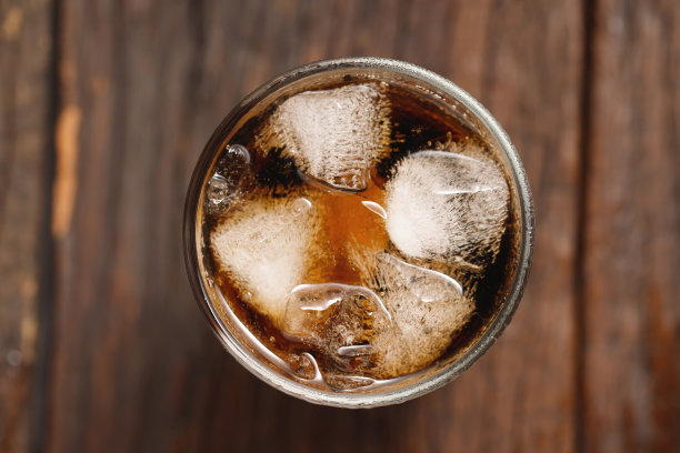 软饮料和混合了高糖苏打水的果汁对身体健康有负面影响图片下载