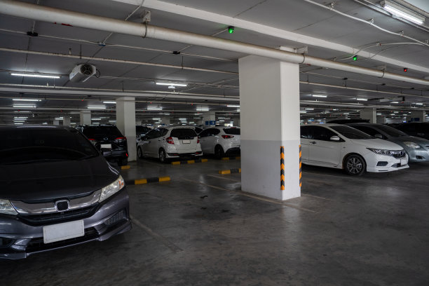 大型现代化地下停车场。新建地下停车场、车库图片下载