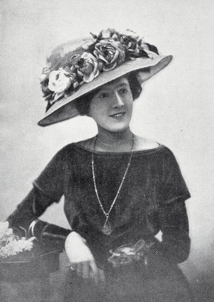 最新时尚，有薄纱和玫瑰的帽子图片下载