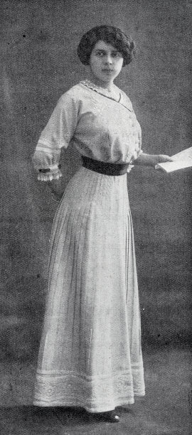 穿着最新长裙的时装模特图片下载