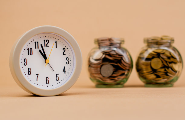 时间和金钱财务规划日常开支，日常资金，投资，工资，财务增长。股息。时间和财务概念。图片下载