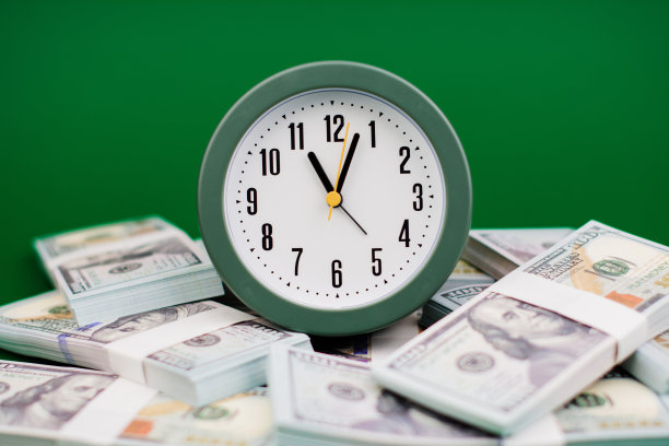时间和金钱财务规划日常开支，日常资金，投资，工资，财务增长。股息。时间和财务概念。图片下载