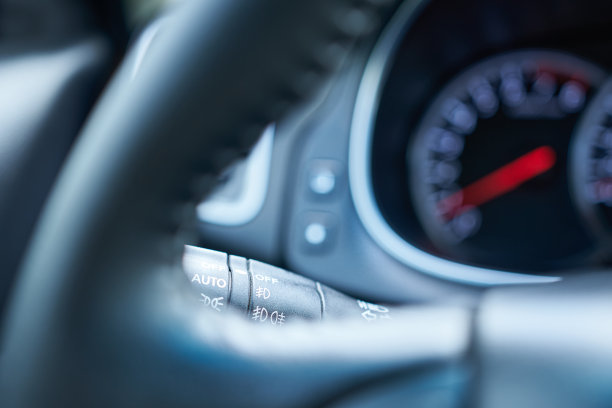 现代汽车方向盘的近景。有选择性的重点。图片下载