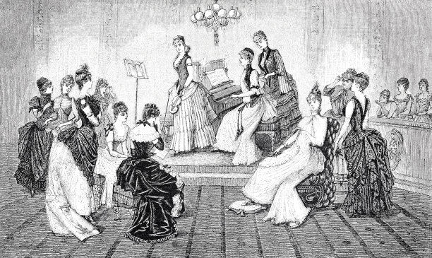 钢琴音乐会上的女士时装图片下载