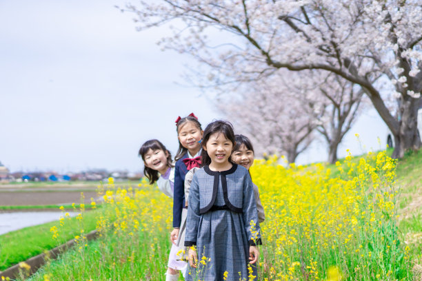 在花园里一起玩耍的小学女生图片下载