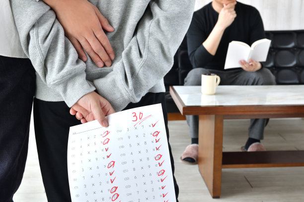 成绩不好，在客厅与父母在一起的儿童图片下载