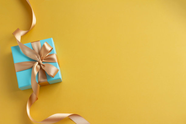 一个清爽的礼物与一个简单的黄色背景和一个蓝色的礼物父亲节的形象图片下载