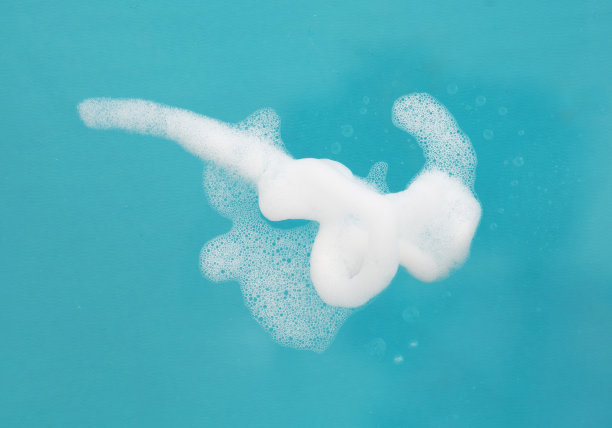 白色泡沫隔离在蓝色图片下载