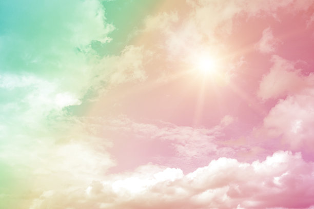 天空和云的背景与柔和的颜色。天空云背景与柔和的彩色渐变。天空和云的背景和柔和的幻想色彩。图片下载