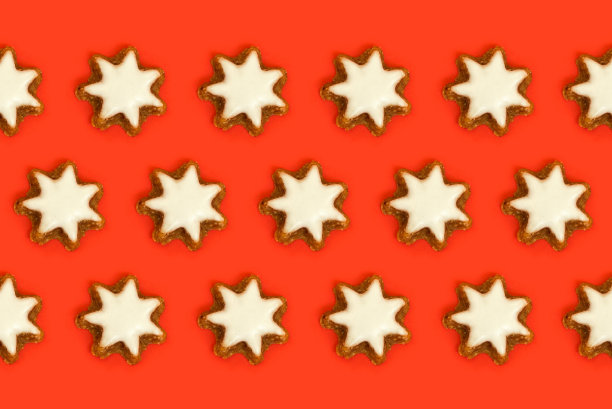 图案与星形肉桂饼干在一个红色的背景，圣诞假期的设计图片下载