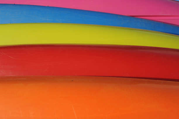 特写照片与选择聚焦彩色塑料管堆叠在一排图片下载