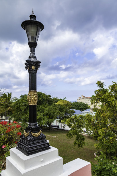 不是每个人在巴哈马群岛的拿骚停留时都会去海滩。许多人喜欢看当地的历史建筑，并把学习历史作为他们度假冒险的一部分。图片下载