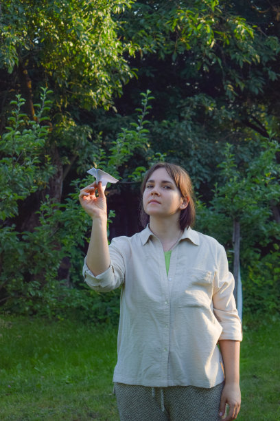 宁静的女人用折纸飞机来表达和谐的状态图片下载