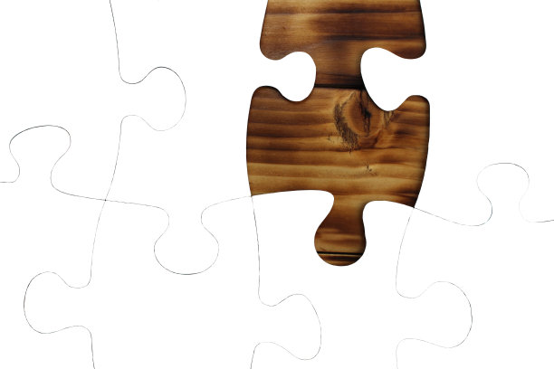 木制背景上的白色拼图。图片下载