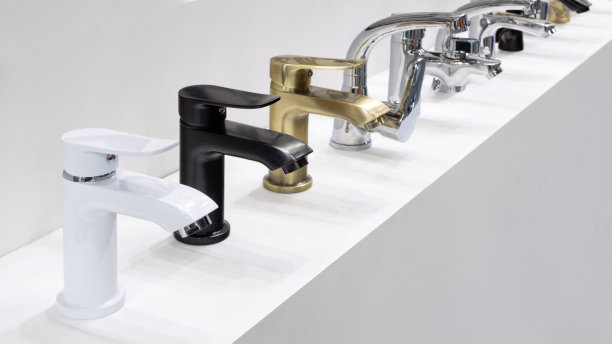 水管商店里一排排的新水龙头，特写图片下载