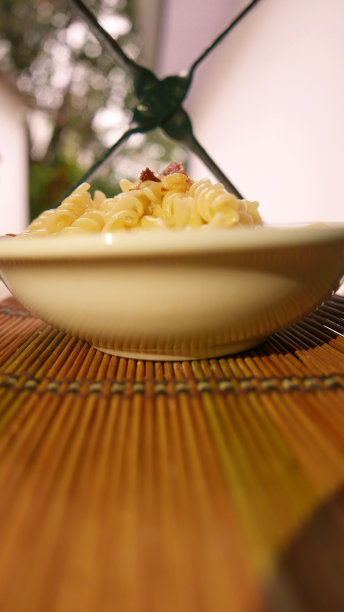 意面餐准备吃。窗户上有一个意大利面盘子。垂直拍摄。培根意大利面，特写镜头。腊肉面和橄榄油调味面图片下载